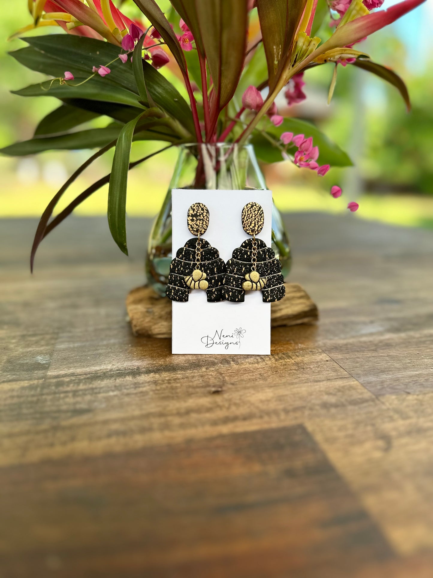 'buzzy beehive' black with gold glitter