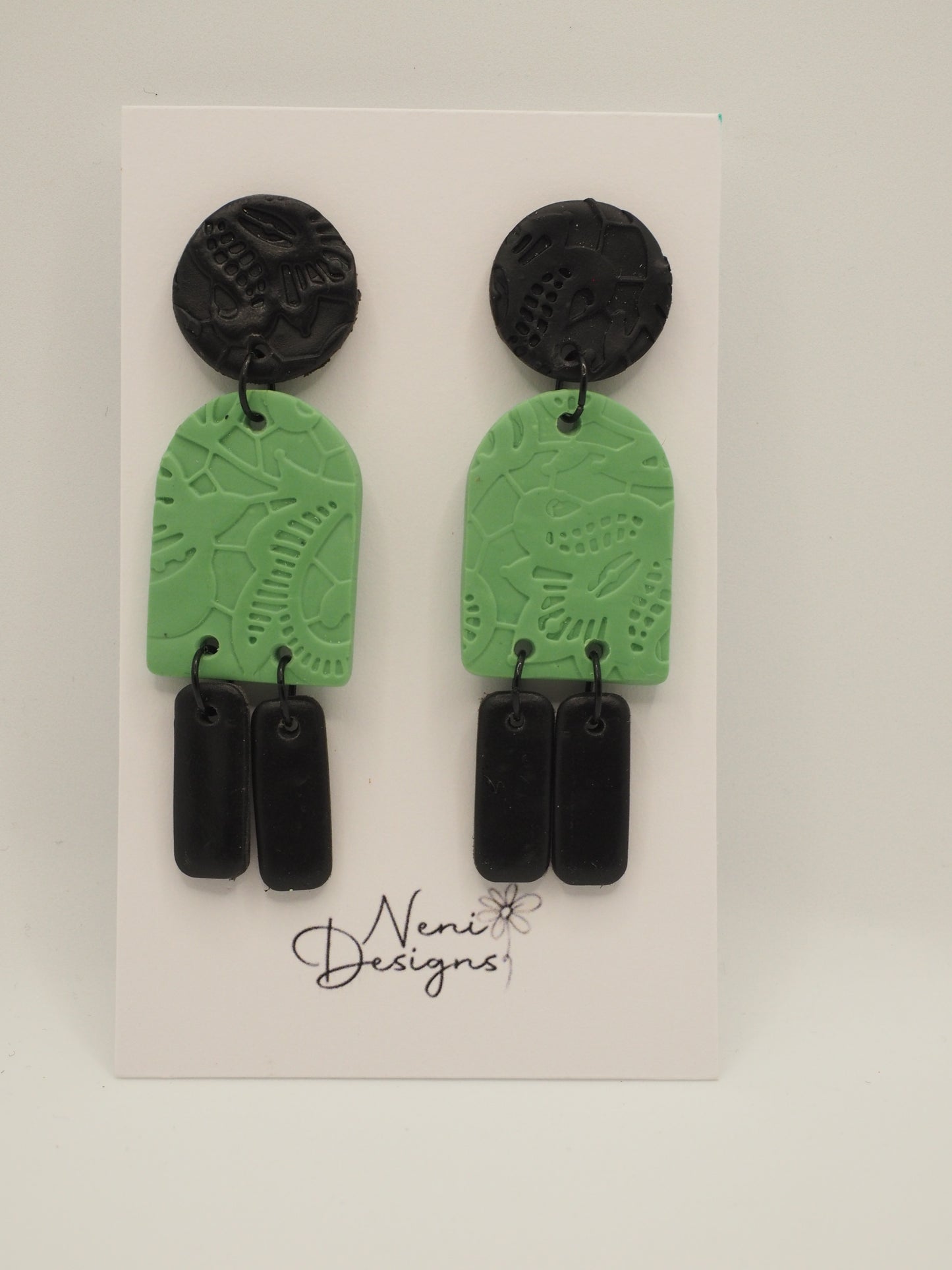 'maya' (green and black)