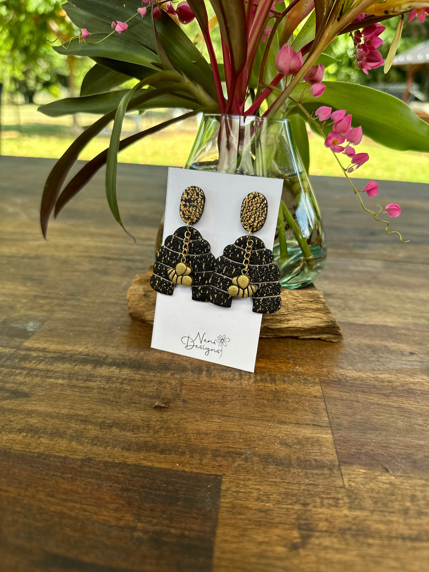 'buzzy beehive' black with gold glitter