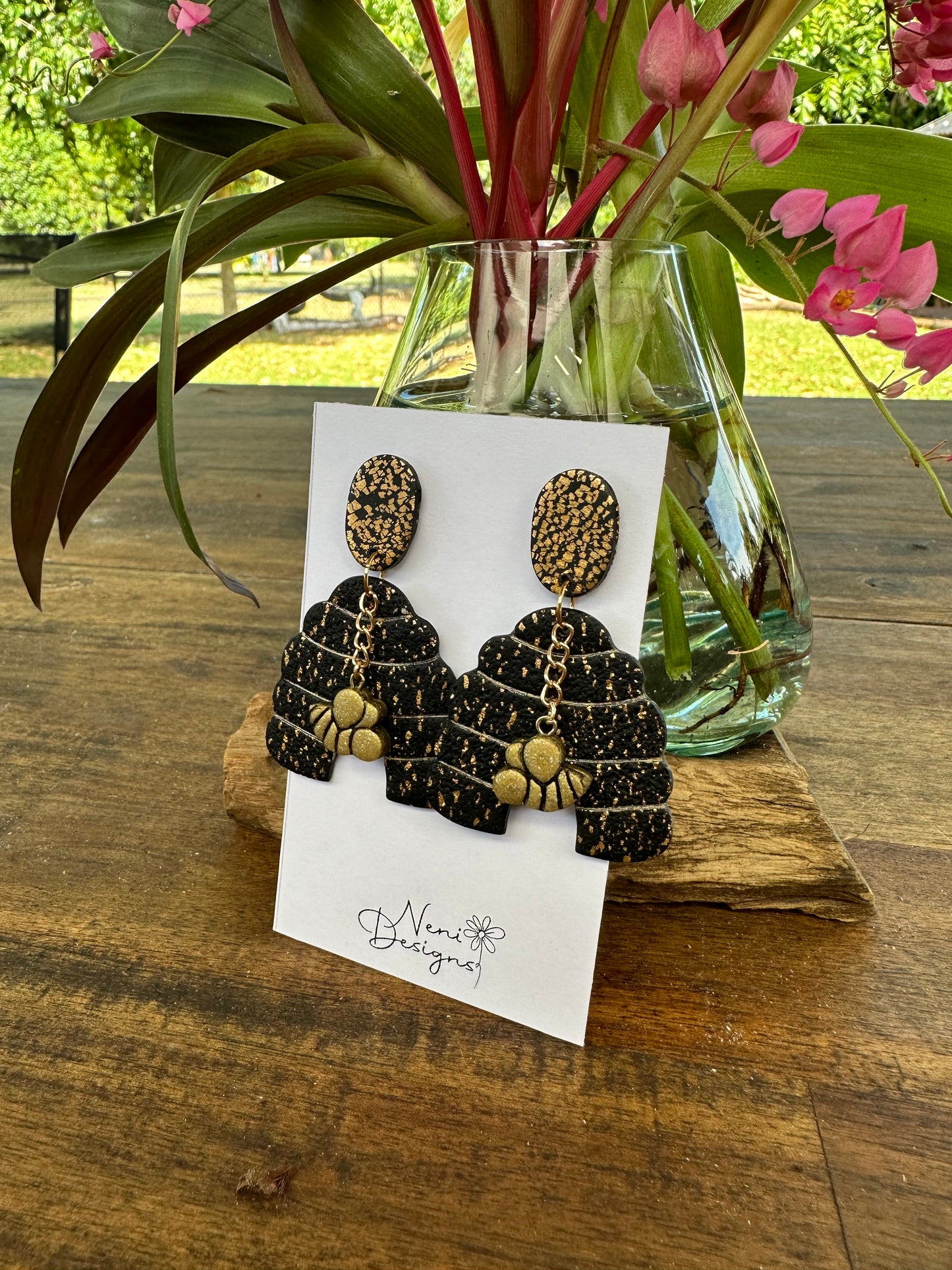 'buzzy beehive' black with gold glitter