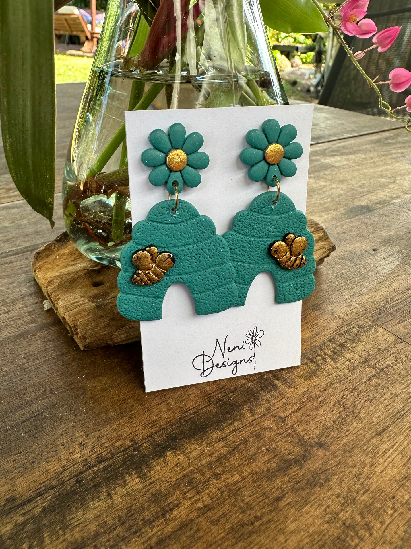 'buzzy beehive' aqua and gold