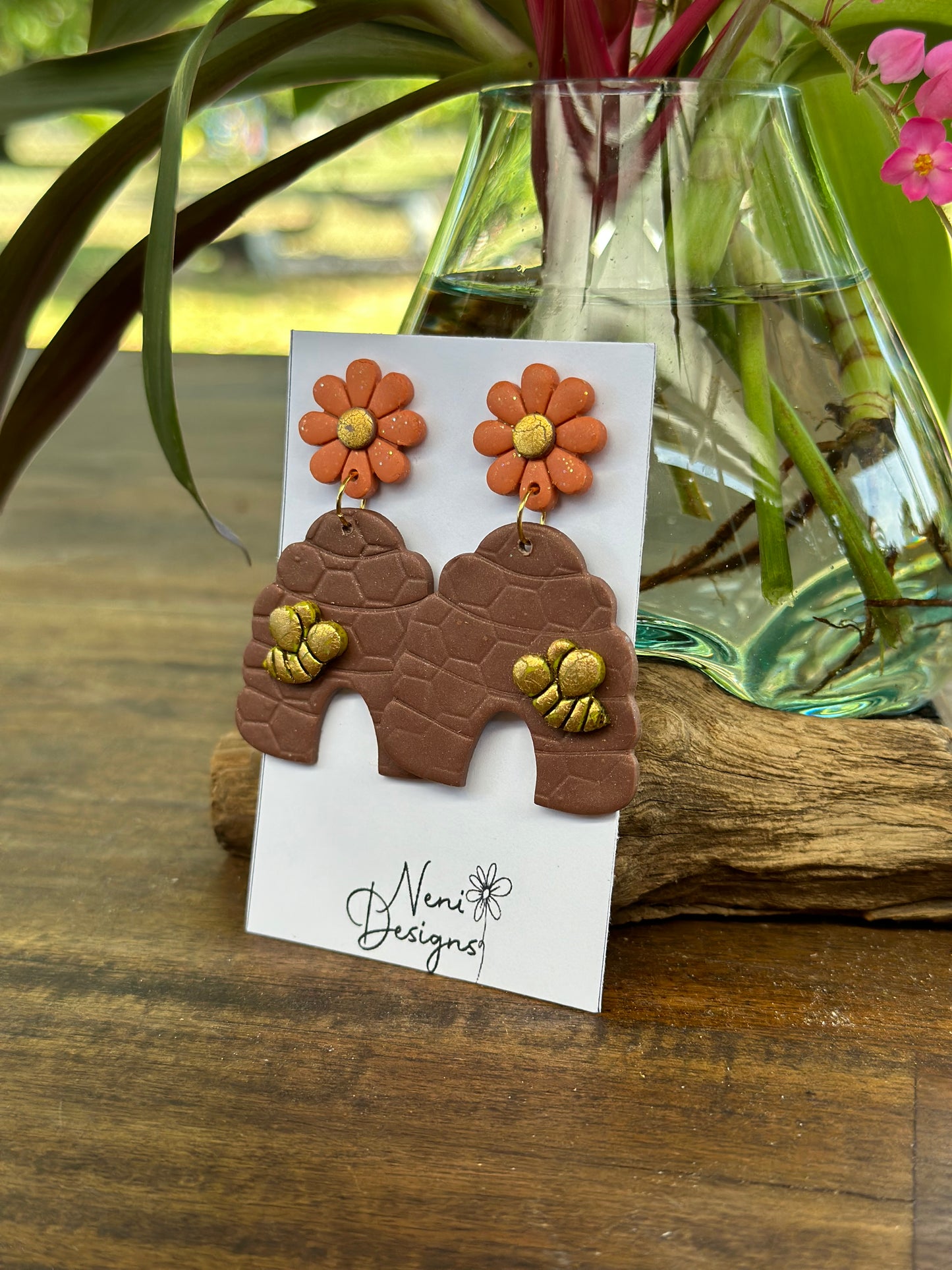 'buzzy beehive' orange and brown with gold bee