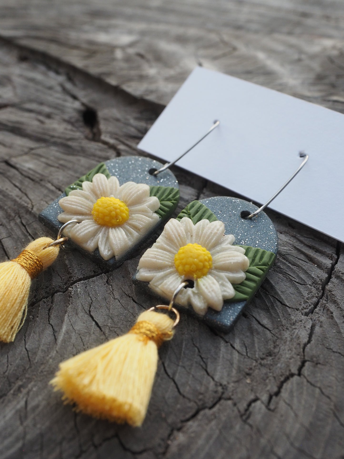 'maya' (grey with daisy)